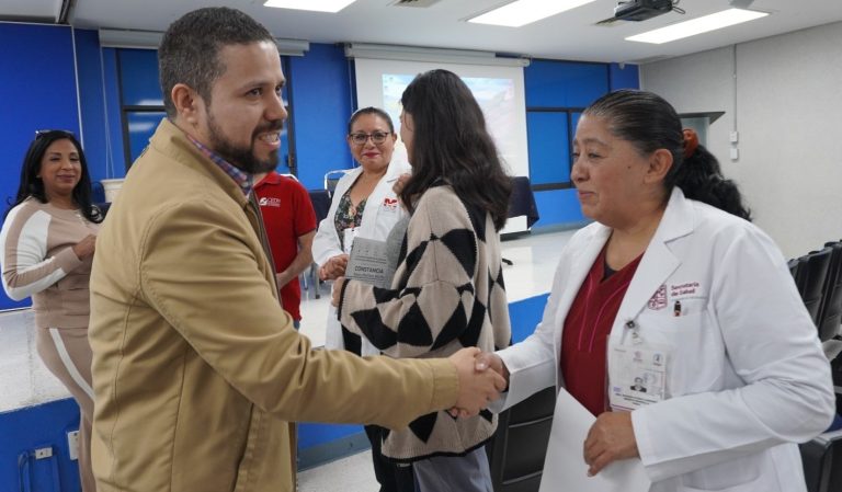 Capacitan intérpretes de Lengua de Señas Mexicana, de la CEDH, a personal del Hospital de la Mujer