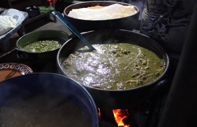 Cocinera tradicional Mireya Talavera Cervantes, de las más buscadas en temporada de Noche de Ánimas
