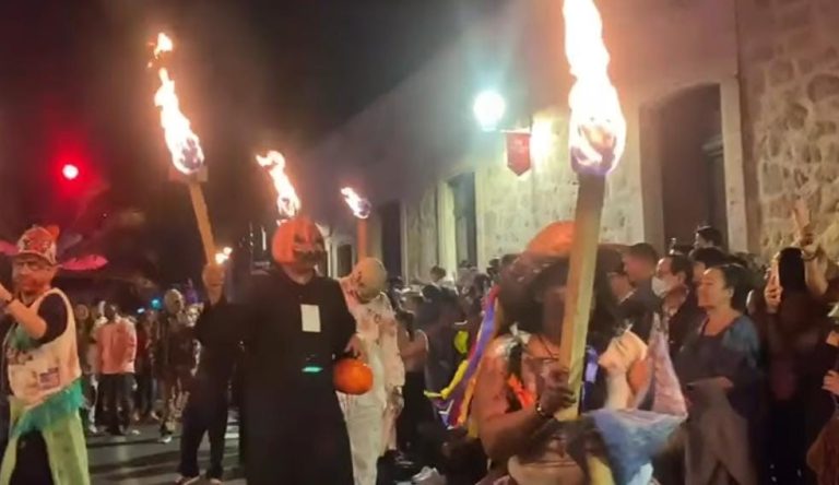 Entes de oscuridad y torito de petate encabezaron la Zombie Walk este sábado