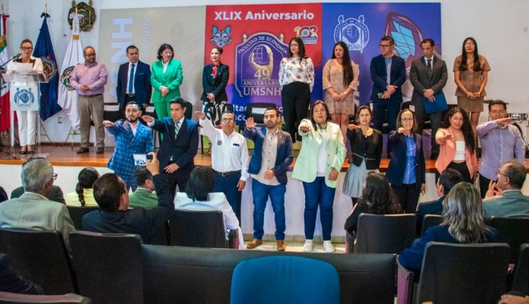 Toman protesta a integrantes de la Asociación de Egresados Distinguidos de la Facultad de Economía de la UMSNH