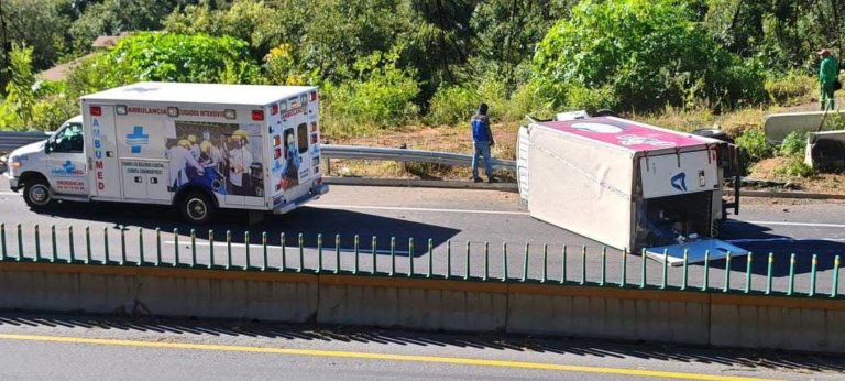 Volcadura de camión de la empresa LALA provoca movilización en la Autopista Siglo XXI