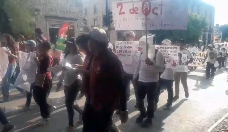 Estudiantes alzan la voz y marchan este 2 de octubre en memoria del crimen de 1968