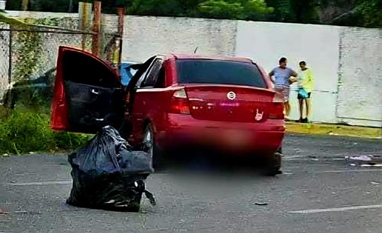 Motociclista muere tras ser embestido por un auto, en Lázaro Cárdenas