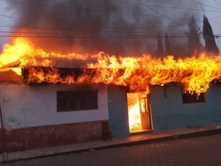 Incendio consume una vivienda en el Centro de Paracho; no hubo heridos