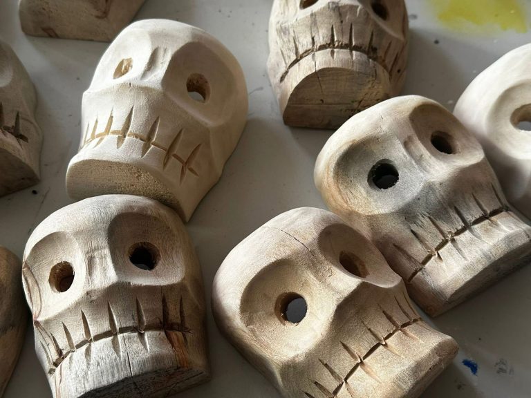 Taller de máscaras de madera en Tócuaro, como parte de las actividades de la Semana de Celebración de Noche de Muertos