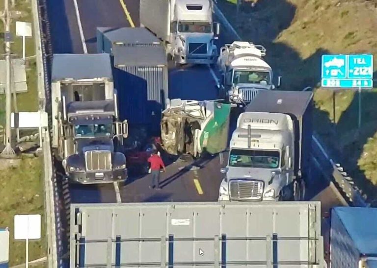 Tráiler choca contra tractocamión en la autopista Pátzcuaro-Cuitzeo