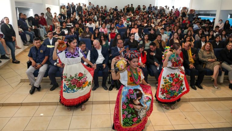 Realizan acto de aniversario de la Unidad Profesional de Uruapan de la UMSNH