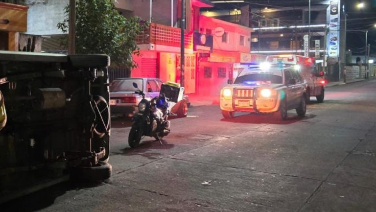 Se registra volcadura vehicular al sur de Morelia; conductor resulta lastimado