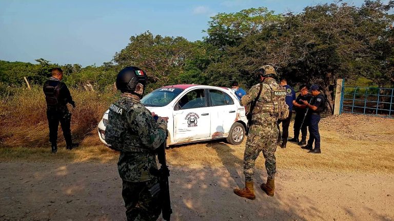 Localizan un ejecutado dentro de taxi abandonado, en Lázaro Cárdenas