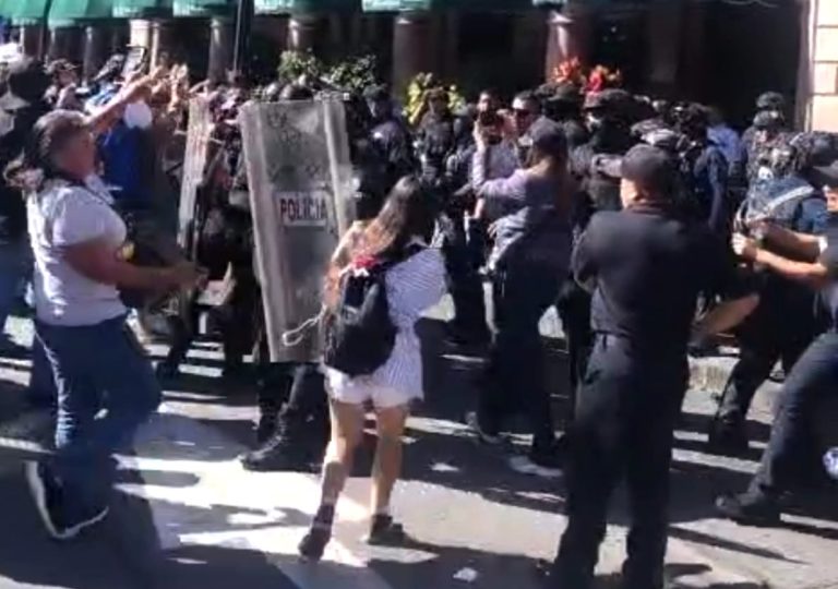 Protesta pacífica termina con dos periodistas golpeadas por la policía y 3 detenidos