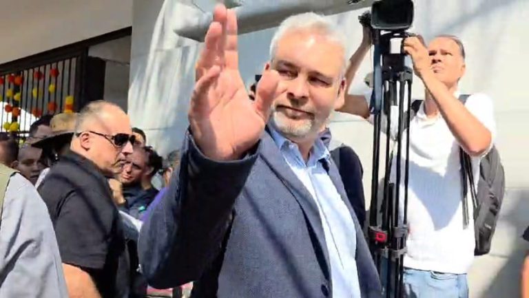 Increpan al gobernador al salir de funeraria donde se velan restos de Manzo