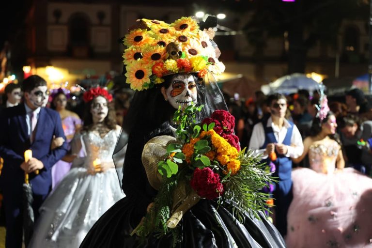 Tradición, color y miles de personas, en Desfile de Catrinas y Catrines 2025