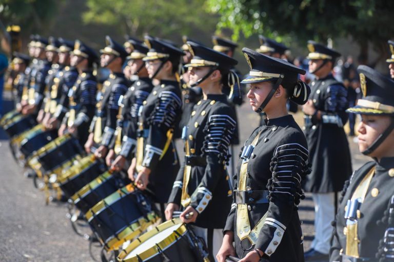 Entrega SEE instrumentos de bandas de guerra