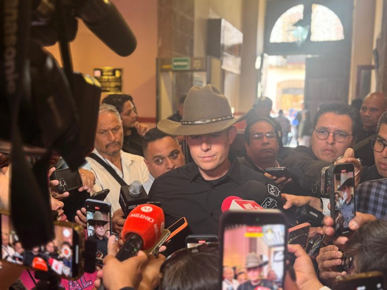 Diputado Bautista Tafolla patrulla colonias con escolta que le asignaron