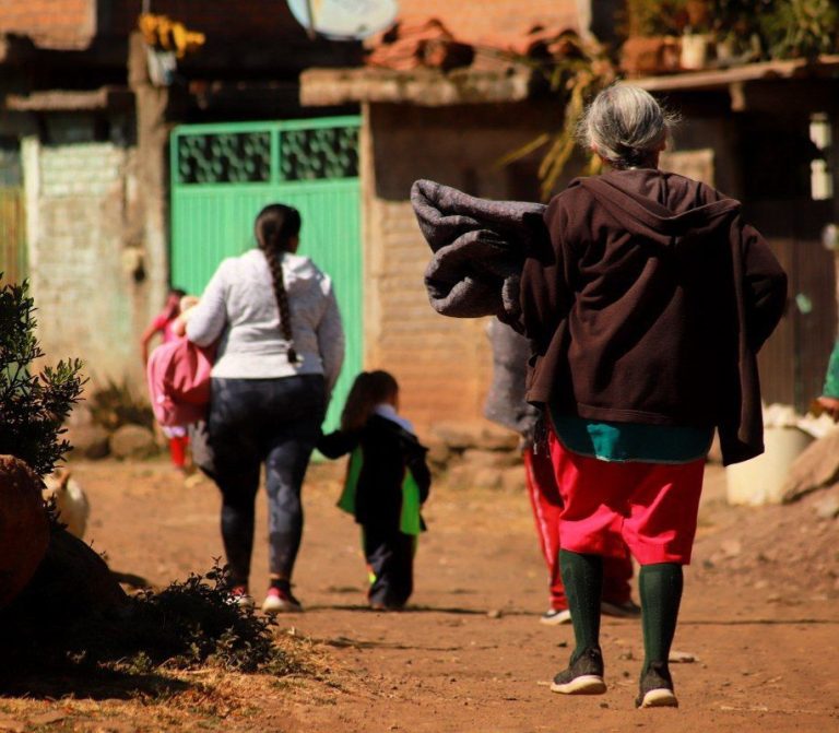 Entregan más de 2 mil 700 cobijas en comunidades prioritarias