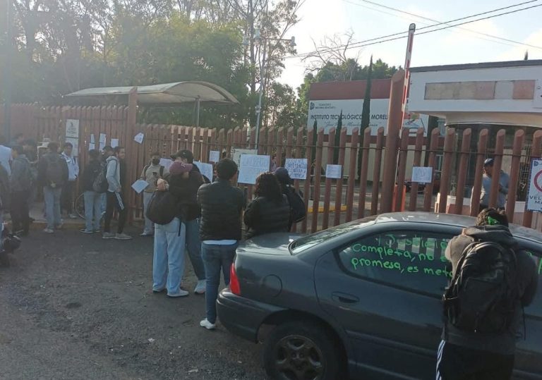 Alumnos del Tec de Morelia toman el campus en contra de la directora, quién lo usa para eventos políticos afectando clases