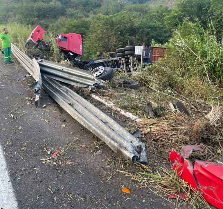 Tractocamión se sale del camino en la autopista Siglo XXI; su chofer ileso 
