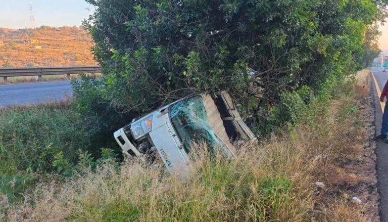 Volcadura de camión de carga deja un herido leve en la Morelia-Pátzcuaro