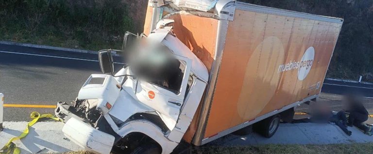 Camión mueblero choca en la autopista México-Guadalajara; hay 1 muerto y 2 heridos 