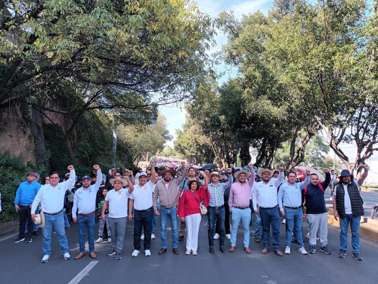 Inicia marcha de la CNTE rumbo a Palacio de Gobierno