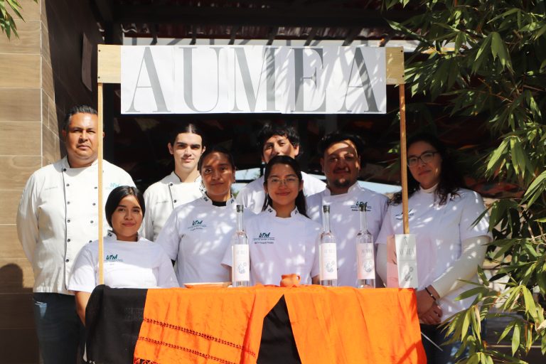 Estudiantes de Gastronomía de la UTM impulsan comercialización de mezcal michoacano
