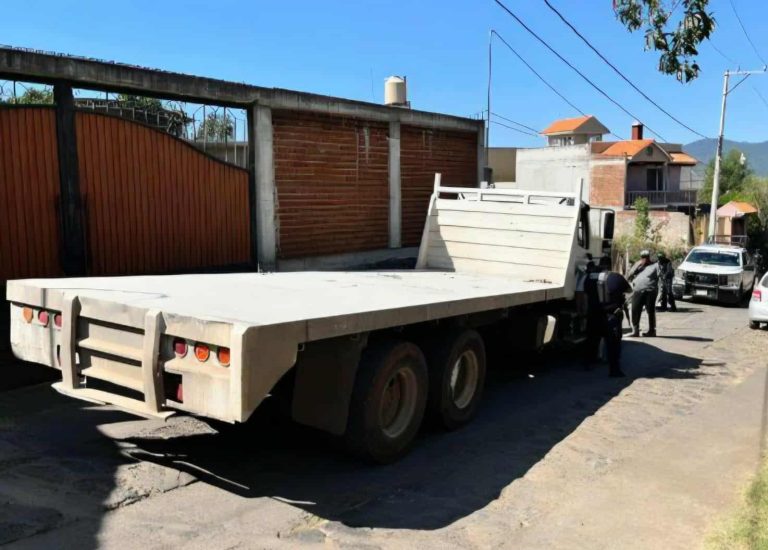 Recupera Policía de Quiroga camión de materiales robado con lujo de violencia