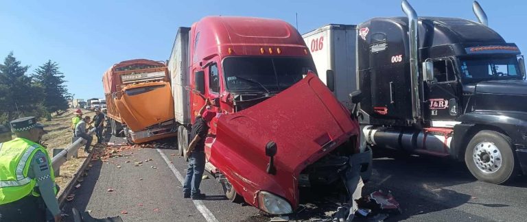Se registra choque entre tres vehículos de carga en la México-Guadalajara