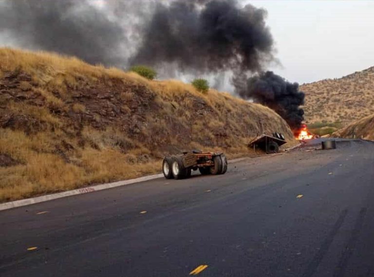 Tráiler cargado con rollos de acero se incendia tras accidente en la autopista Siglo XXI