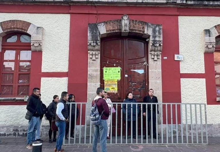 Tras meses de cierre arbitrario de plantel, padres de alumnos exigen se reabra primaria «Benito Juárez»