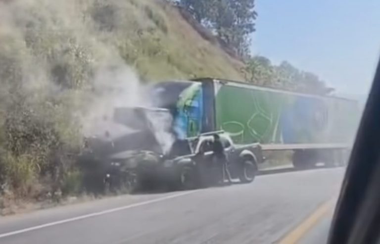 Hombre muere prensado tras choque vehicular en la autopista Uruapan-Pátzcuaro