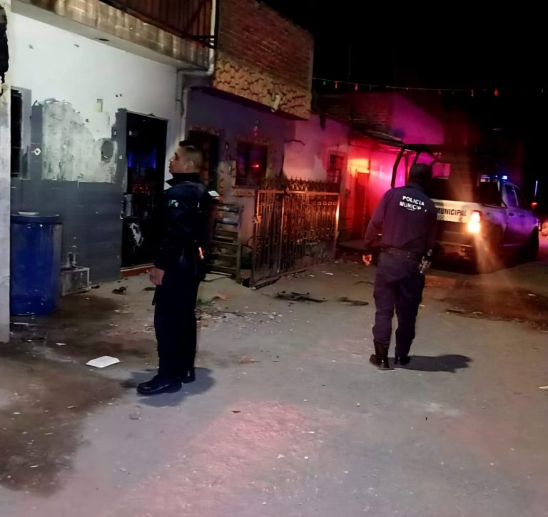 Delincuentes atacan a balazos y con bombas molotov un domicilio en la colonia Ferrocarril en Zamora