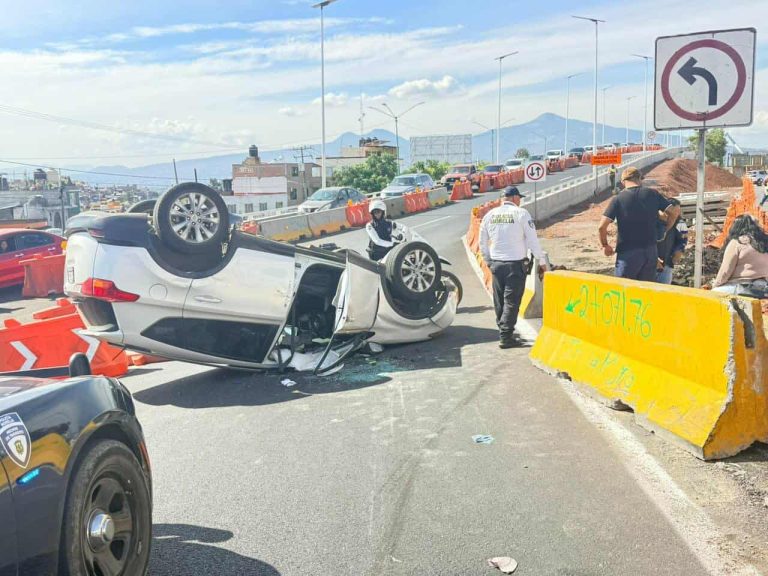 Se registra volcadura de camioneta en la obra del Distribuidor Vial Eréndira, Morelia