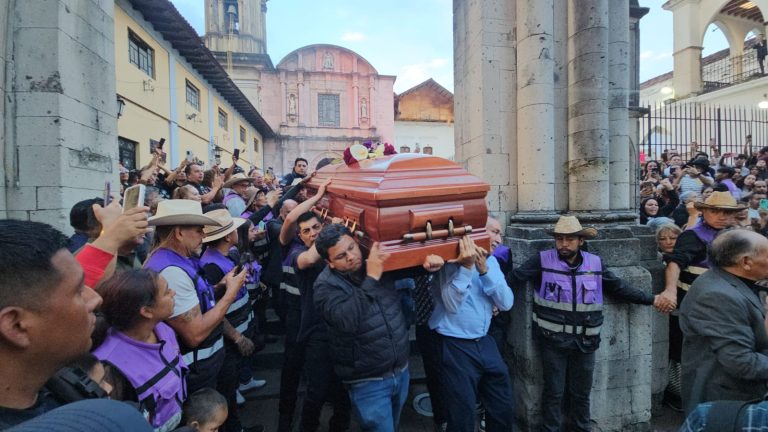 Entre honores y disturbios, se da el adiós a Carlos Manzo en Uruapan y Morelia