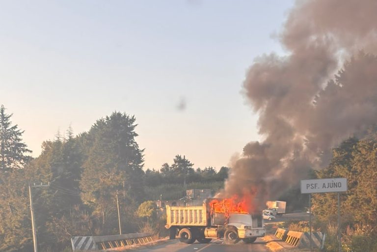 Tras enfrentamiento, delincuentes queman camión volteo en El Ajuno y realizan una serie de bloqueos carreteros
