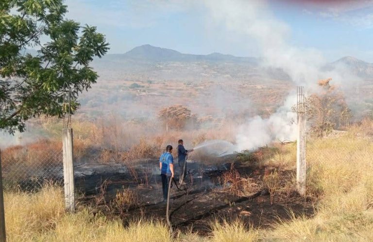 Bomberos Voluntarios de Apatzingán sofocan cinco incendios en menos de una hora