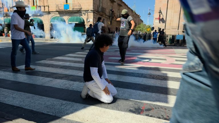 Manifestaciones por asesinato de Carlos Manzo en Morelia, concluyen en disturbios y al menos tres detenidos