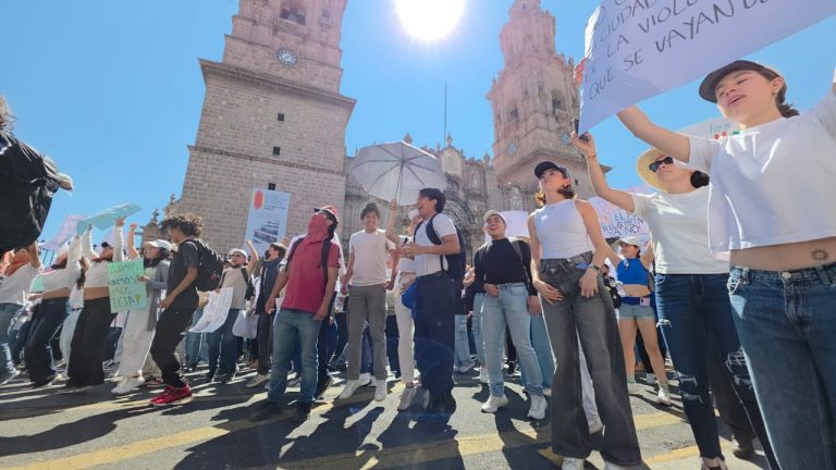 Llama alcalde a mantener manifestaciones pacíficas y rechaza politización de las protestas