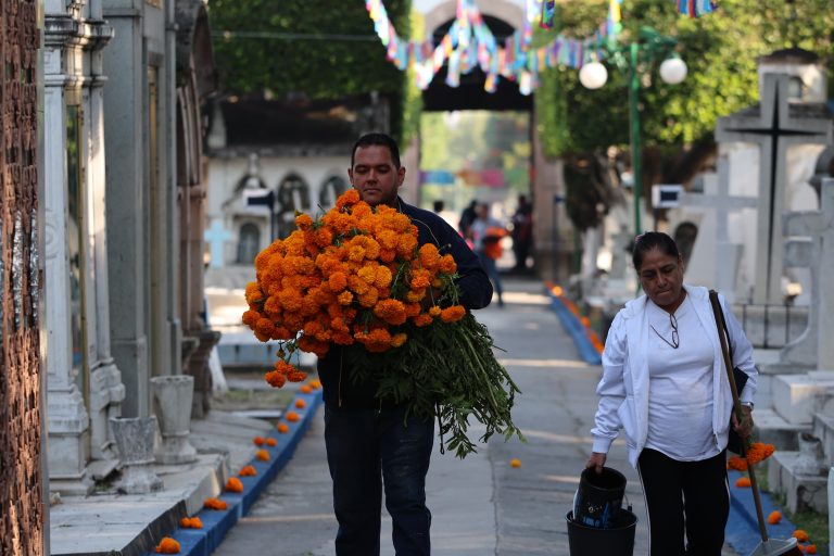 Comienzan a llegar familias al panteón municipal de Morelia