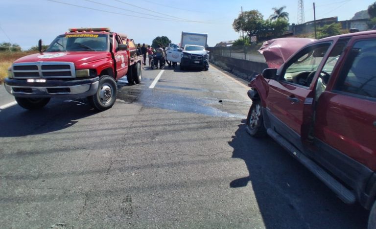 Choque frontal en la carretera Cuatro Caminos-Apatzingán deja tres lesionados