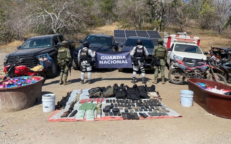 Aseguran arsenal, droga y vehículos, en Huetamo