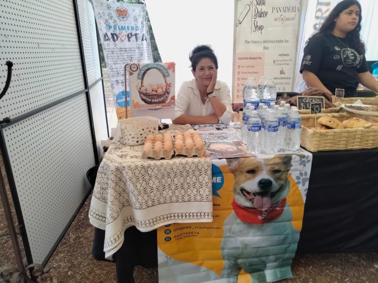 Realizan venta de huevo en apoyo a perros, en la Feria del Queso, Pan y Vino