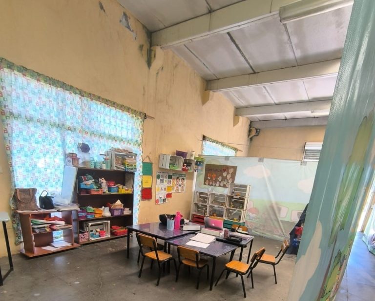  Sin luz, sin agua y bajo techos que gotean, 23 estudiantes viven entre arañas y alacranes, piden apoyo para su escuela