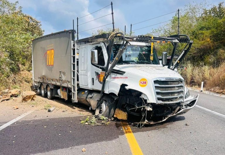 Tráiler tipo “madrina” sale de la carretera en la autopista Siglo XXI; hay un lesionado leve