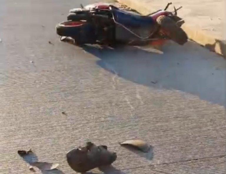 Motociclista muere tras ser arrollado por camión de carga, en Uruapan