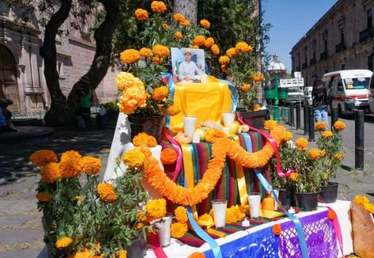 Estudiantes del Colegio de San Nicolás montan altar en memoria de Carlos Manzo