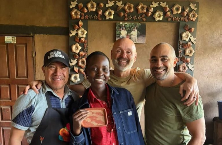 Conoce actriz ganadora del Oscar técnicas ancestrales de la alfarería purépecha