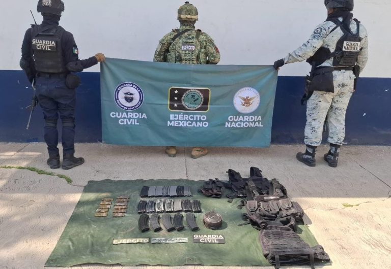 Aseguran vehículo con armas y equipo táctico en Parácuaro
