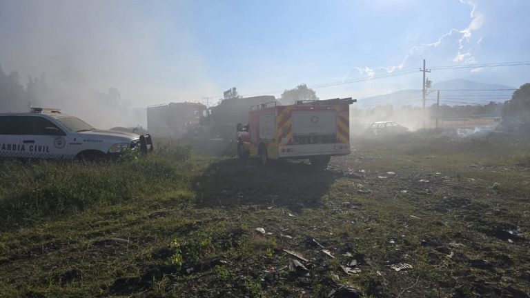 Se registra incendio de pastizal en predio a espaldas de un corralón, en Morelia