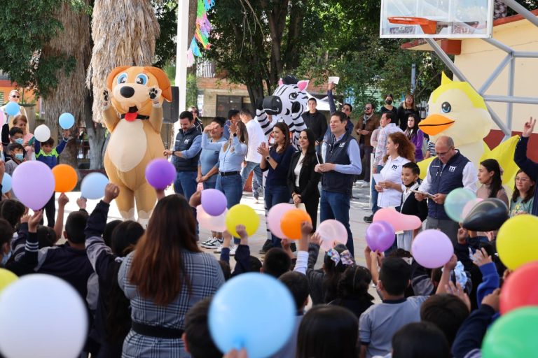 Agradece comunidad estudiantil a Alfonso Martínez por techumbre en escuela
