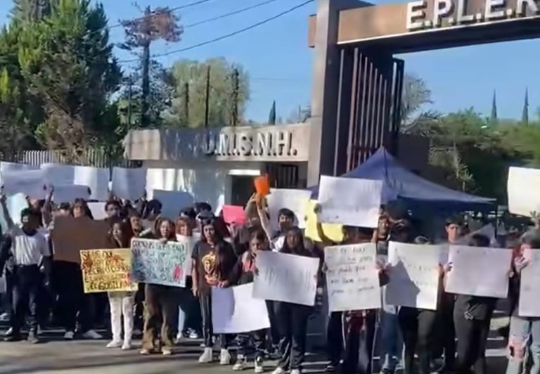 Por segundo día consecutivo, alumnos de la UMSNH paran clases en Uruapan en protesta por crimen de Carlos Manzo